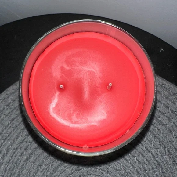 ✨New✨ Yankee Candle: Red Sparkling Cinnamon- Double Wick (20oz) - Picture 2 of 3